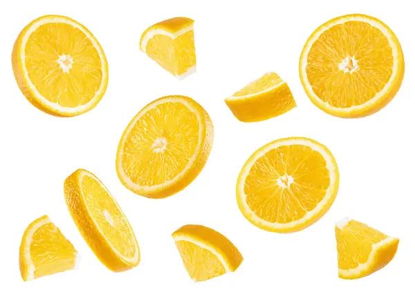 新鮮なオレンジパターン ラウンドスライスとピースフルーツは 白い背景に飛び出し 隔離されたクローズアップ カード ポスターのための設計要素として夏の新鮮な柑橘類のフルーツ — ストック写真