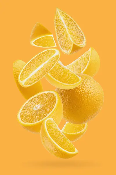 明るいオレンジは フロー アートコンポジションとして招待を閉じます 半分と四半期は 影のあるパステルオレンジ色の背景に果物をピース デザイン ラベル製品のための夏のフルーツ — ストック写真