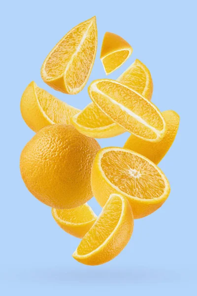 ジューシーなオレンジのクローズアップは フロー アートの構成として飛ぶ 半分と四半期は 影のあるパステルブルーの背景に果物 デザイン ラベル製品 ポスター カードのためのエキゾチックなフルーツ — ストック写真