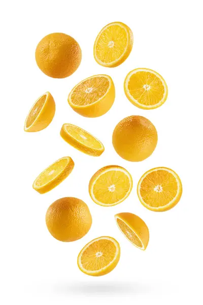 フローとして明るいオレンジが飛ぶか アートコンポジションとして落ちる 丸いスライスフルーツは 影で白い背景に隔離されています ラベル プロダクト ポスター カードのための熱帯フルーツ — ストック写真