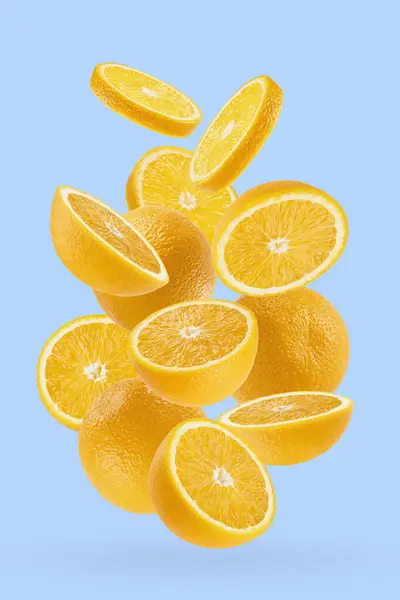 明るいオレンジは フロー アートコンポジションとして招待を閉じます 丸いスライスは パステルブルーの背景 影のフルーツ ラベル プロダクト ポスター カードのための夏のフルーツ — ストック写真