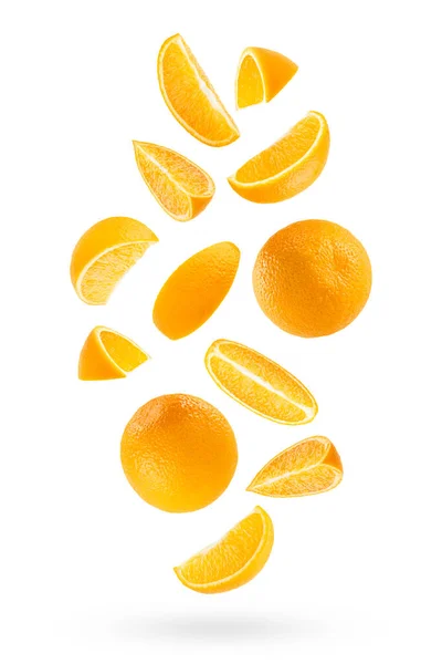 フローとしてのジューシーなオレンジは 芸術作品として飛ぶか落ちます 四分の一の果実は 影で白い背景に隔離されました ラベル プロダクト ポスター カードのための熱帯フルーツ — ストック写真