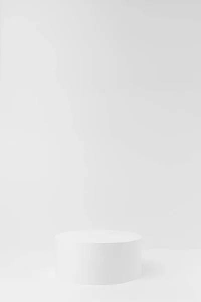 Анотація Одного Білого Круглого Єдесталу Косметичних Продуктів Макет Білому Тлі — стокове фото