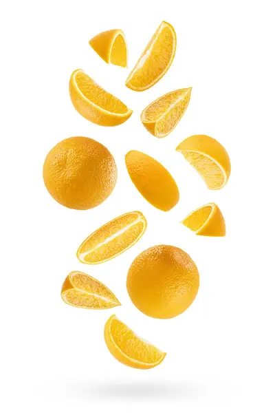 フローとして明るいオレンジが飛ぶか アートコンポジションとして落ちる 四分の一の果実は 影で白い背景に隔離されました ラベル プロダクト ポスター カードのための熱帯フルーツ — ストック写真