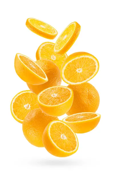 多汁橙子的特写随着水流而飞舞 艺术创作 半圆形的水果片 白色的背景与阴影隔离 用于广告 标签产品 卡片的异国水果 — 图库照片