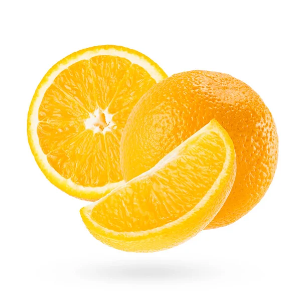 Φωτεινά Πορτοκάλια Closeup Αιώρηση Λευκό Φόντο Σύνθεση Τέχνης Ολόκληρα Μισά — Φωτογραφία Αρχείου