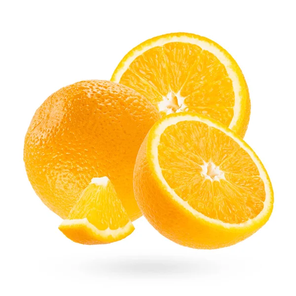 Φωτεινά Πορτοκάλια Closeup Αιώρηση Λευκό Φόντο Σύνθεση Τέχνης Ολόκληρο Μισό — Φωτογραφία Αρχείου