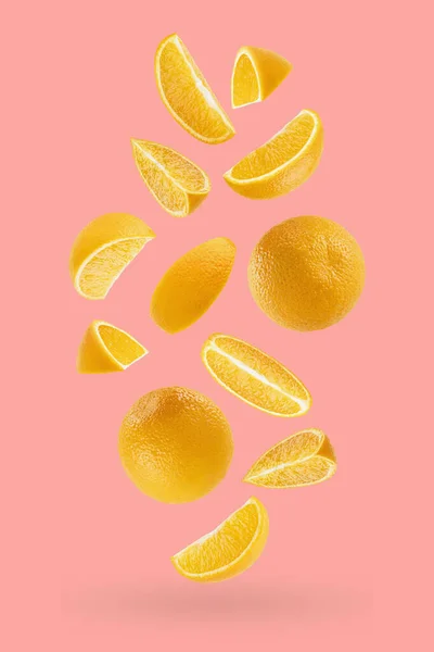 フローとしてのジューシーなオレンジは 芸術作品として飛ぶか落ちます 全体的に 四半期は影のあるパステルピンクの背景に果物 ラベル プロダクト ポスター カードのための熱帯フルーツ — ストック写真