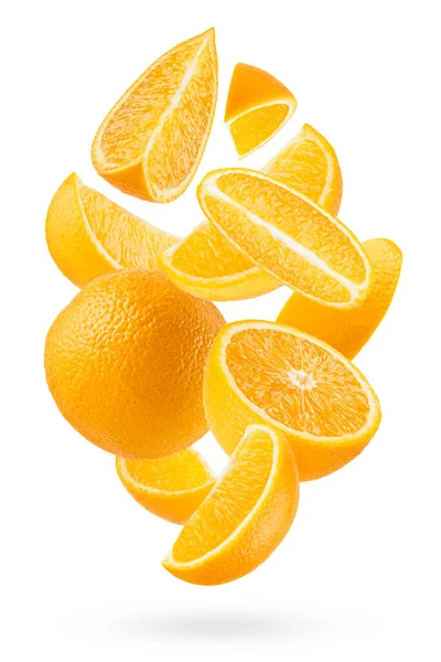 明るいオレンジは フロー アートコンポジションとして招待を閉じます 半分と四半期の果物は 影で白い背景に隔離されています デザイン ラベル製品のための夏のフルーツ — ストック写真