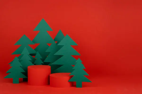 圣诞传统背景与两个红色场景 圆柱形论坛造型的礼物 化妆品 好的绿纸云杉林 传单的新年模板 — 图库照片