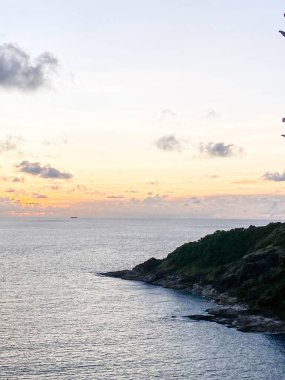 Ufuk, dalgaların kıyı şeridine çarpıp dinamik ve büyüleyici bir deniz manzarası yarattığı bir cennet koyunu çerçeveliyor..