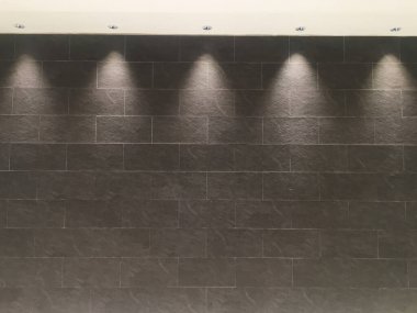 İçlerinde tuğla duvar, eski ahşap zemin ve dört spot lambası olan iç mekan, eski moda bir ortam yaratıyor..