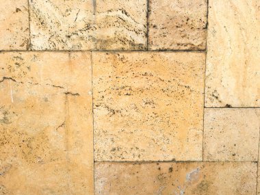 Beyaz arka planda parlak ve pürüzlü bir beton zemin.