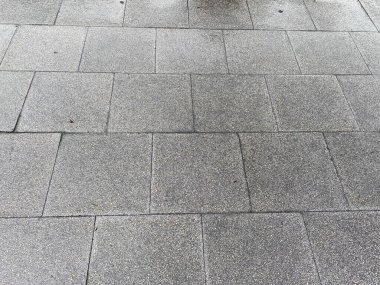 Güzel bir beton yüzey üzerindeki soyut boya desenine yakın çekim.