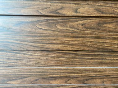 Koyu ve dokulu masa yüzeyi, sofistike ve profesyonellik hissi veriyor..