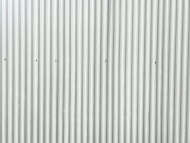 Beyaz arka planda parlak ve izole beton bir doku..