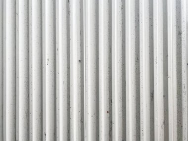 Beyaz arka planda parlak ve izole beton bir doku..