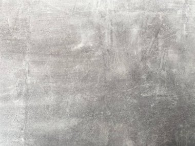 Gri ve boş beton duvar, yaratıcı çabalarınız için tarafsız bir tuval sağlıyor..
