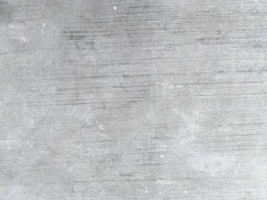 Parlak ve antik beton arka plan, çalışmalarına biraz entelektüellik katıyor..