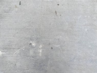 Yıpranmış bir taş duvar deseni, tasarımına dayanıklılık ve tarih hissi veriyor..