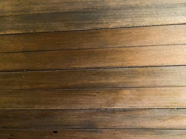 Aydınlık ve karanlık tonların karışımından oluşan soyut ahşap yapı benzersiz bir görsel cazibe sunuyor..