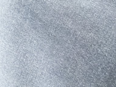 Saten kaplamalı güzel, akışkan bir tekstil, sadelikle zenginliği harmanlayan zarif bir zemin oluşturuyor..