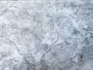 Beyaz arkaplanı olan boş beton bir doku, sanat eserleriniz için minimalist bir tuval sağlıyor..