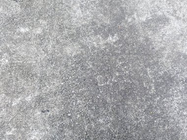 Beton bir arka plan çimento ve taşın saf güzelliğini gözler önüne seriyor..