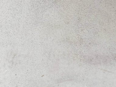 Boş beton yüzey sessiz ama güçlü bir tasarım bildirimi sunar.