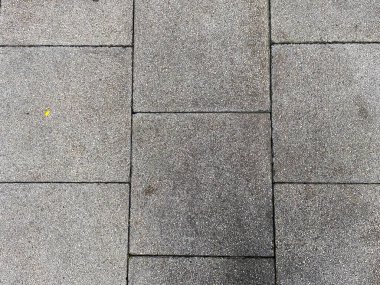 Beton arkaplanın taş gibi dokusu gerçeklik hissi veriyor..