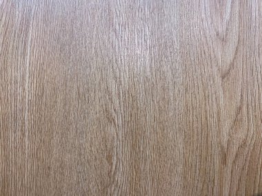 Pürüzsüz ve parlak bir yüzeyi olan açık renkli ahşap zemin modern iç mekanlar için uygun..