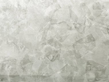 Beton arkaplanının grunge dokusu biraz kenar ekliyor..