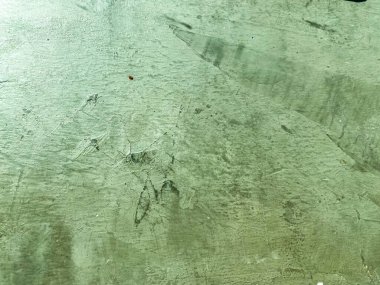 Beton arkaplanının grunge dokusu biraz kenar ekliyor..