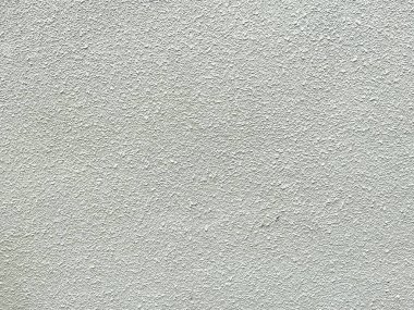 Çimento duvarındaki soyut detaylar onu ilgi çekici bir tasarım unsuru yapıyor..