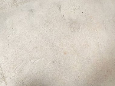 Grinin tonlarında dokulu bir duvar nötr ve sofistike bir estetik sunuyor..