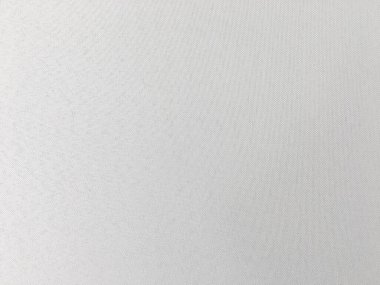 Temiz ve modern beyaz bir duvar, genel tasarıma biraz karmaşıklık katan ince gri bir deseni var..