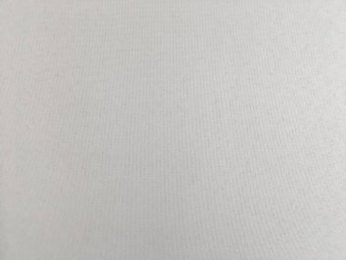 Temiz ve modern beyaz bir duvar, genel tasarıma biraz karmaşıklık katan ince gri bir deseni var..