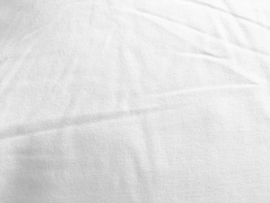 Parlak, beyaz renkli zarif bir kumaş, pürüzsüz ve ipeksi yüzeyi sofistike bir arka plan için lüks ve kalite hissi uyandırıyor..