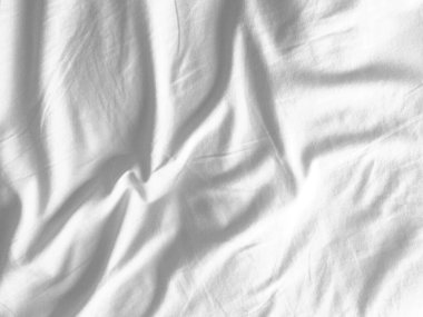 Saten kaplamalı güzel, akışkan bir tekstil, sadelikle zenginliği harmanlayan zarif bir zemin oluşturuyor..