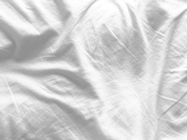 Saten kaplamalı güzel, akışkan bir tekstil, sadelikle zenginliği harmanlayan zarif bir zemin oluşturuyor..