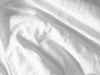 Bu el yapımı beyaz kumaş, ince buruşuk deseniyle, yaratıcılık için boş bir tuval sağlayarak, herhangi bir tasarıma benzersizlik katar..