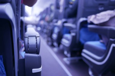 mor renkli. Boş yolcu koltukları kabinde.,