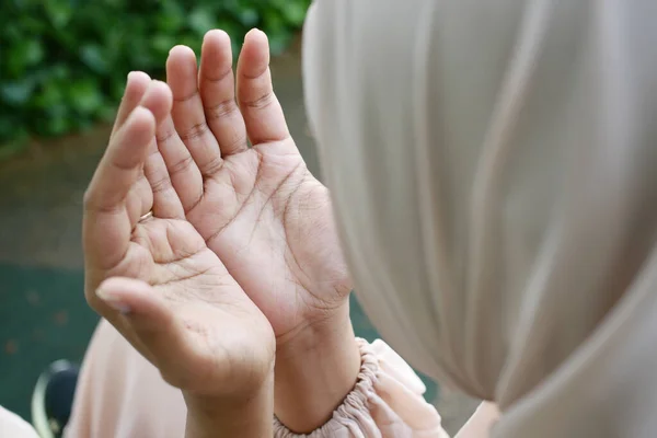 Close Mulheres Muçulmanas Mão Orando Ramadã — Fotografia de Stock