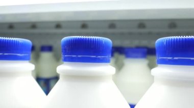 Satılık farklı bir süt şişesi. .