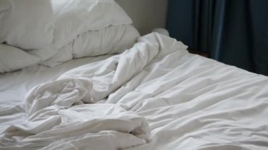 Sabahın köründe dağınık yatak, uyandıktan sonra dağınık yatak. .