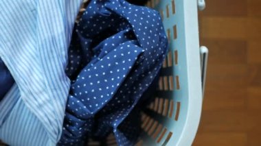 Üst kattaki sepetteki kıyafetlerin manzarası .