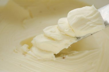 Taze tereyağını bir kabın içine koy. .