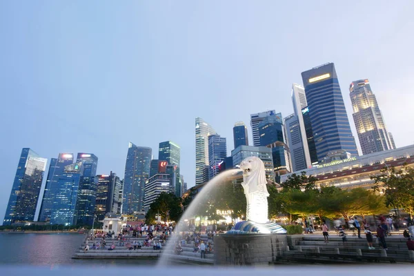 Singapore Juni 2022 Merlion Park Met Mensen Hotelgebouwen — Stockfoto