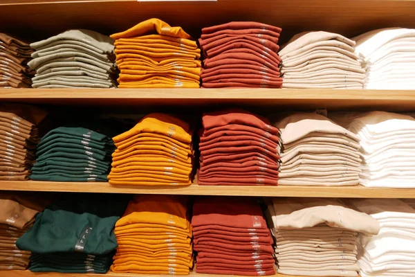 Close Colorful Shirts Shelf Shop — Foto de Stock