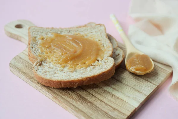 Kaya tostu ve masada bir fincan çay. ,